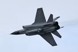 Mẫu chiến đấu cơ MiG-31 của Nga được phát hiện đang mang theo tên lửa siêu thanh Kinzhal (Ảnh: RT)