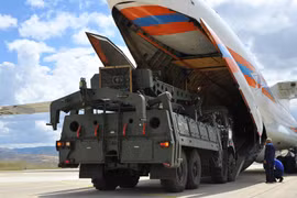 Các bộ phận của S-400 được chuyển tới căn cứ không quân Murted, Ankara, Thổ Nhĩ Kỳ hôm 12/6 (Ảnh: RT)