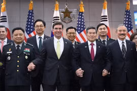 Bộ trưởng Quốc phòng Mỹ Mark Esper chụp ảnh cùng người đồng cấp Hàn Quốc Jeong Kyeong-doo trước khi tham dự vòng họp ngày 15/11 tại Seoul (Ảnh: Reuters)