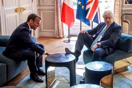 Tổng thống Pháp Emmanuel Macron và Thủ tướng Anh Boris Johnson trong một cuộc gặp hôm 22/8 (Ảnh: Reuters)