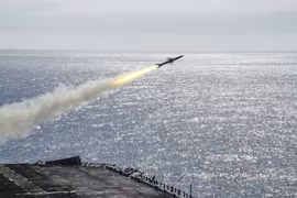 Tên lửa RIM-7P phóng từ hệ thống tên lửa Sea Sparrow từ tàu tấn công lưỡng cư USS Boxer trong cuộc tập trận bắn đạn thật ngày 29/1/2019 (Ảnh: Newsweek)