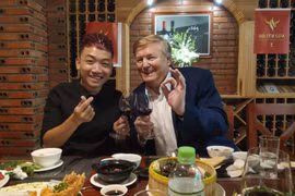 "Bản sao" Tổng thống Mỹ Donald Trump gặp gỡ và trò chuyện với ảo thuật gia Nguyễn Duy Anh