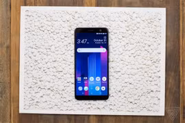 HTC U11+ (ảnh: The Verge)