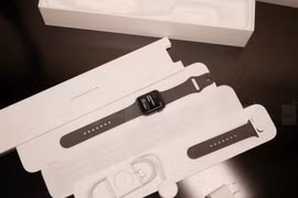 Mở hộp Apple Watch 3 (ảnh: Phone Arena)