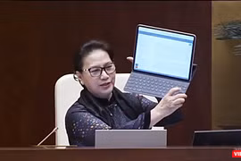 Chủ tịch Quốc hội Nguyễn Thị Kim Ngân nói rằng iPad của bà lưu trữ đươc ngay tức thời các bài phát biểu của Bộ trưởng và đại biểu Quốc hội