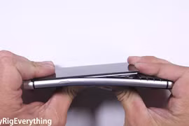 Phần màn hình BlackBerry KEYone được gia công không tốt