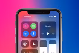 Cái mấu đã che hết phần thông tin dung lượng pin (ảnh: Phone Arena)