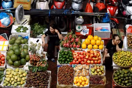 Các tiểu thương ở chợ truyền thống (ảnh: Reuters)