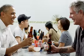 Anthony Bourdain hướng dẫn cựu Tổng thống Mỹ ăn bún chả tại Hà Nội (ảnh: CNN)