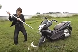 Ngô Bá Khá (Khá Bảnh) nổi tiếng trên mạng xã hội từ những video nội dung lệch lạc (ảnh cắt từ clip YouTube)