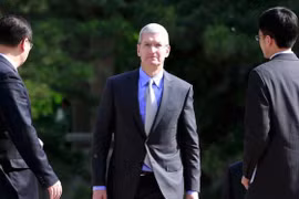 CEO Apple, ông Tim Cook trước cuộc gặp gỡ với Phó Thủ tướng Trung Quốc Lưu Diên Đông (Liu Yandong) tại Bắc Kinh, ngày 12/5/2015 (ảnh: Reuters)