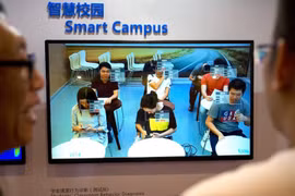 Công nghệ nhận dạng khuôn mặt của hãng Smart Campus có thể phát hiện ra học sinh đang nói chuyện hay nhìn vào điện thoại (ảnh AP)