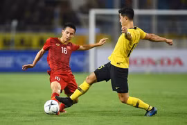 tiền vệ Đỗ Hùng Dũng ngăn chặn một đợt tấn công của Malaysia (ảnh Malay Mail)