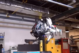 Robot Atlas biểu diễn khả năng nhảy santo ngược (ảnh cắt từ clip)