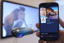 Thiết bị Chromecast cho phép bạn phát trực tiếp nội dung từ điện thoại lên tivi (ảnh: YouTube)