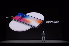 Ông Tim Cook giới thiệu sạc không dây AirPower tại sự kiện ra mắt iPhone X (ảnh: Business Insider)