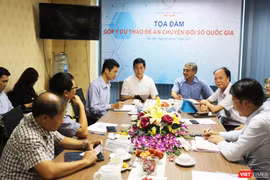 Các đại biểu tham dự tọa đàm góp ý Dự thảo Đề án Chuyển đổi số Quốc gia
