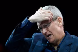 CEO Apple, ông Tim Cook chắc chắn sẽ đau đầu để tìm cách vực lại doanh số iPhone đang có chiều hướng sụt giảm (ảnh: Business Insider)