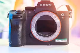 Sony A7R (ảnh: The Verge)