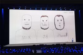 Xiaomi gây cười cho khán giả bằng một bức ảnh vui với hàm ý viền màn hình của Mi MIX 2 còn mỏng hơn Galaxy S8 và iPhone X (ảnh: YouTube)