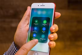 iOS 11.0.3 sẽ sửa một số lỗi liên quan đến âm thanh và cảm ứng lực trên iPhone (ảnh: CNET)