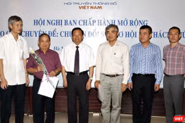 Ông Nguyễn Minh Hồng - Chủ tịch Hội Truyền thông Số Việt Nam (VDCA) và ông Lê Doãn Hợp - Chủ tịch Danh dự VDCA trao chứng nhận cho Hội viên mới