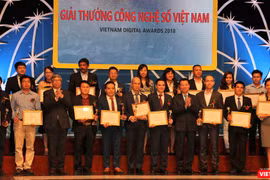 Bộ trưởng Bộ TT&TT Nguyễn Mạnh Hùng và Chủ tịch Liên hiệp các hội Khoa học và Kỹ thuật Việt Nam - GS.VS.TSKH Đặng Vũ Minh trao giải cho các ứng dụng công nghệ số xuất sắc
