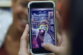 Ứng dụng camera trên Facebook với tính năng thêm lớp hình họa vào khuôn mặt (ảnh Phone Arena) 