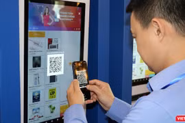 Người dân đã quen dần với các hình thức thanh toán không dùng tiền mặt (ảnh: ĐK)