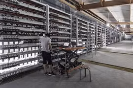 Hệ thống máy đào bitcoin tại một mỏ đào ở Trung Quốc (ảnh CNBC)