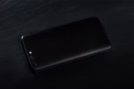 Chiếc OnePlus 5 xếp chồng lên OnePlus 5T (ảnh: Phone Arena)