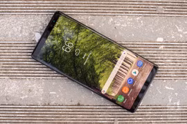 Xu hướng của smartphone ngày nay là viền màn hình rất mỏng (ảnh: Phone Arena)
