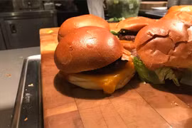 Món bánh burger có cách sắp xếp giống như emoji của Google (ảnh: The Verge)