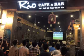 Người hâm mộ tụ tập tại quán cafe để cổ vũ bóng đá (ảnh: gody.vn)