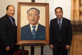 Ông Nguyễn Anh Minh (Giám đốc Bảo tàng Mỹ thuật Việt Nam) bàn giao tác phẩm "Chân dung Hoàng thân Souphanouvong" cho đại diện bảo tàng Kaysone Phomvihane