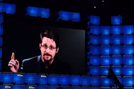 Edward Snowden phát biểu qua một video được phát trên màn hình tại Hội thảo thượng đỉnh về Web, tổ chức tại Lisbon, Bồ Đào Nha