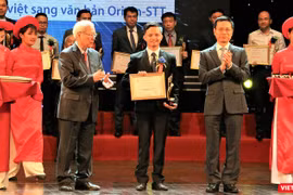 Đại diện VAIS, ông Nguyễn Quốc Trường, nhận giải thưởng Chuyển đổi Số 2019 cho ứng dụng chuyển đổi âm thanh thành văn bản