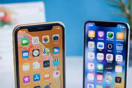 iPhone X và XS nổi tiếng với phần mấu đen khá lớn ở phía trên màn hình (ảnh: Phone Arena)