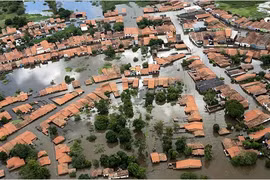Lũ lụt khiến nhiều ngôi nhà ở Brazil chìm trong biển nước (ảnh: Vietnam Plus)