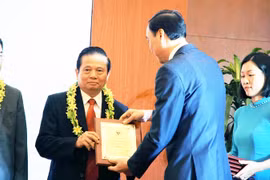 ông Lê Doãn Hợp, nguyên Bộ trưởng Bộ Thông tin & Truyền thông, Chủ tịch Danh dự Hội Truyền thông Số Việt Nam nhận bằng khen (ảnh: Nguyễn Khang)