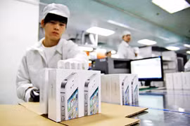 Công nhân ở nhà máy Foxconn (ảnh ElephantRoom)