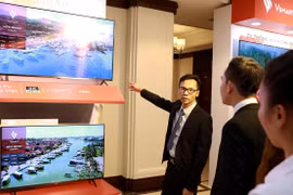 Đại diện VinSmart giới thiệu tivi cho khách thăm quan