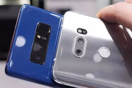 Galaxy Note 8 và LG V30 (ảnh: Phone Arena)