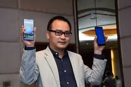 ông Ngô Nguyên Kha, Giám đốc Điều hành tập đoàn Mobiistar giới thiệu những mẫu điện thoại của mình tại thị trường Ấn Độ (ảnh: Hindu Business Line)