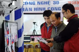 Khách tham quan nghe giới thiệu về thiết bị camera giám sát tại một triển lãm về thiết bị công nghệ