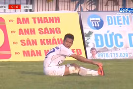 Nguyễn Văn Quân sau khi đá phản lưới nhà tỏ vẻ buồn bã