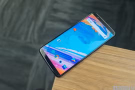 OnePlus 5T, mẫu điện thoại cao cấp nhất vào thời điểm hiện tại của OnePlus (ảnh: Android Authority)