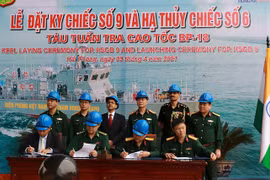 Quang cảnh lễ hạ thuỷ và đặt ky cho 2 trong số 12 tàu tuần tra cao tốc đang được đóng cho Bộ Tư lệnh Bộ đội Biên phòng Việt Nam (ảnh Đại sứ quán Ấn Độ cung cấp)