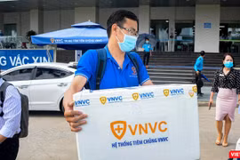 Nhân viên CDC Đà Nẵng tiếp nhận 100 liều vaccine COVID-19 từ Bộ Y tế để tiêm cho các nhân viên y tế.