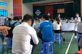 Quang cảnh buổi tiêm vaccine COVID-19 đợt 3 cho các đối tượng ưu tiên tại Quảng Nam